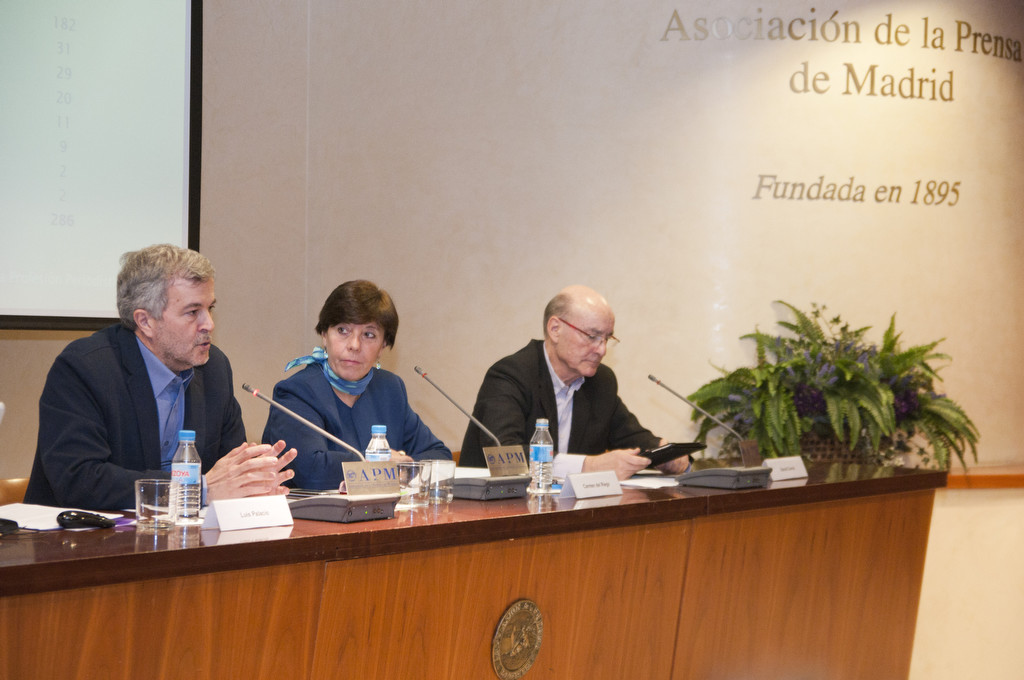 Presentación del &lsquo;Informe de la Profesión Periodística 2013&rsquo;. De Izq. a dcha., Luis Palacio, Carmen del Riego y David Corral. Fotos: Elena Hidalgo / APM